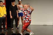 謝罪とヘヴィメタを融合させる演技を披露する安田大サーカス・クロちゃん。