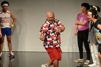 謝罪とヘヴィメタを融合させる演技を披露する安田大サーカス・クロちゃん。
