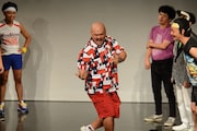 謝罪とヘヴィメタを融合させる演技を披露する安田大サーカス・クロちゃん。