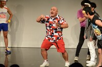 謝罪とヘヴィメタを融合させる演技を披露する安田大サーカス・クロちゃん。