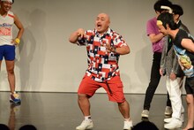 謝罪とヘヴィメタを融合させる演技を披露する安田大サーカス・クロちゃん。