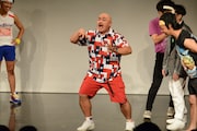 謝罪とヘヴィメタを融合させる演技を披露する安田大サーカス・クロちゃん。