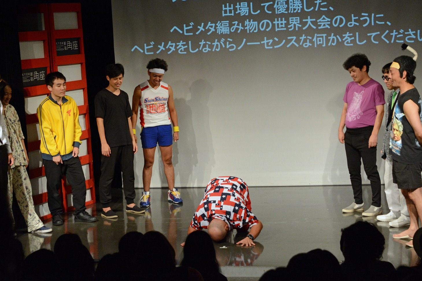 謝罪とヘヴィメタを融合させる演技を披露する安田大サーカス・クロちゃん。