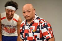 謝罪が伝わったか客席を確認する安田大サーカス・クロちゃん（手前）。