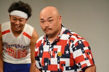 謝罪が伝わったか客席を確認する安田大サーカス・クロちゃん（手前）。