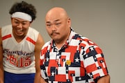 謝罪が伝わったか客席を確認する安田大サーカス・クロちゃん(手前)。