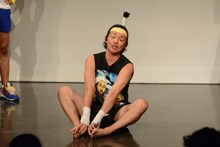 「ノーセンスヘヴィメタ選手権」より。「友達がいなくて1人コチョコチョゲーム」を披露する虹の黄昏・かまぼこ体育館。