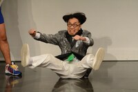 「立たずに近づいてくる僕」なる演技を披露するいち・もく・さん・くぼた。