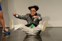 「立たずに近づいてくる僕」なる演技を披露するいち・もく・さん・くぼた。