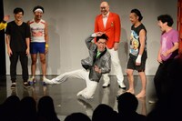 「右手が強いシリーズ」なる芸を披露するいち・もく・さん・くぼた。