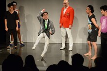 「右手が強いシリーズ」なる芸を披露するいち・もく・さん・くぼた。