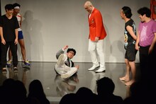 「右手が強いシリーズ」なる芸を披露するいち・もく・さん・くぼた。