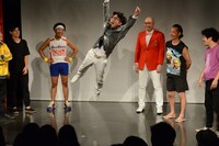 「右手が強いシリーズ」なる芸を披露するいち・もく・さん・くぼた。