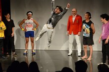 「右手が強いシリーズ」なる芸を披露するいち・もく・さん・くぼた。