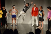 「右手が強いシリーズ」なる芸を披露するいち・もく・さん・くぼた。