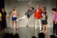 高く飛び上がるいち・もく・さん・くぼた（中央）。