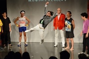 高く飛び上がるいち・もく・さん・くぼた(中央)。