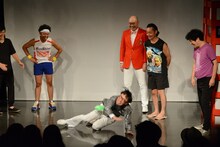 「右手が強いシリーズ」なる芸を披露するいち・もく・さん・くぼた。