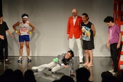 「右手が強いシリーズ」なる芸を披露するいち・もく・さん・くぼた。