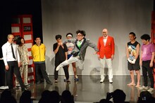 エンディングで「両腕が強いコマネチ」を披露するいち・もく・さん・くぼた。