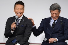 左からくりぃむしちゅー上田、舘ひろし。