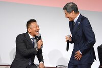 左からくりぃむしちゅー上田、舘ひろし。