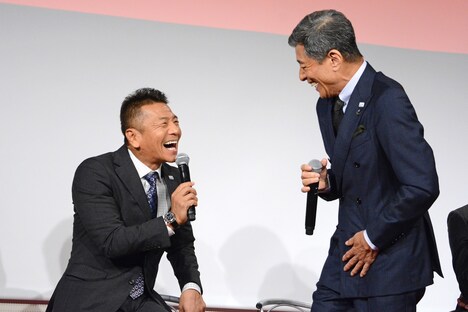 左からくりぃむしちゅー上田、舘ひろし。