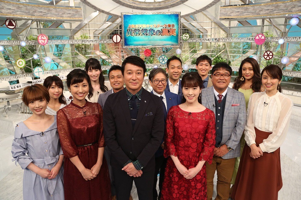 「各局お天気キャスター大集合！異常気象の真実」の出演者たち。(c)フジテレビ