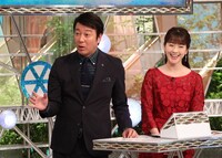 （左から）加藤浩次、三上真奈アナ。(c)フジテレビ