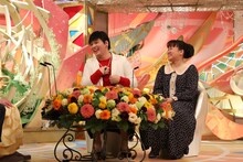「新婚さんいらっしゃい！」に出演する（左から）Mr.シャチホコ、みはる夫妻。(c)ABCテレビ