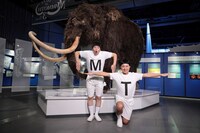 マンモスの標本の前でポーズを決める“MンモスTン兄弟”。
