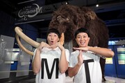 マンモスの標本の前でポーズを決める“MンモスTン兄弟”。