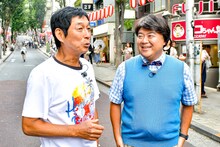 グルメロケを行う明石家さんま（左）とブラックマヨネーズ小杉扮するコス摩呂。(c)TBS