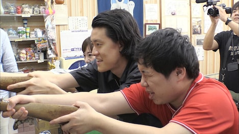 「冒険発掘バラエティ 霜降り明星のあてみなげ」ロケの様子。(c)静岡朝日テレビ