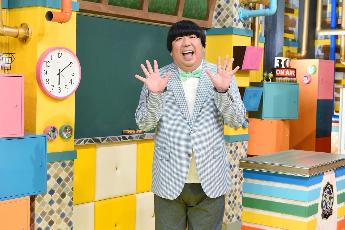 金曜担任のバナナマン日村。