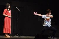 桜井日奈子（左）にノリツッコミしたあと「ちがーう！」を披露する内村光良（右）。