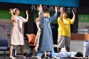 ミュージカル調コント「大病院」のワンシーン。