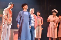 ミュージカル調コント「大病院」のワンシーン。