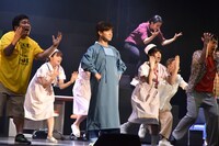 ミュージカル調コント「大病院」のワンシーン。