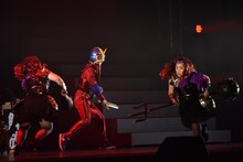 「仮面オジサン」でアクションを披露する内村光良（中央）とニッチェ。