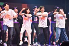 （手前左から）せとたけお、桜井日奈子、内村光良、ニッチェ江上。