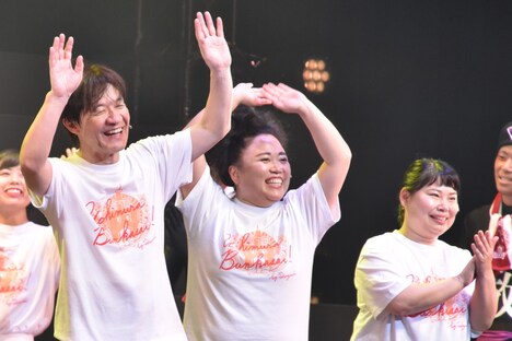 カーテンコールに応える(手前左から)内村光良とニッチェ。