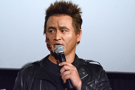 T-800に扮するガリットチュウ福島。
