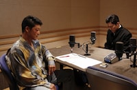 （左から）デジタルきんぎょ金本（駿河太郎）、上妻圭右（間宮祥太朗）。(c)テレビ朝日