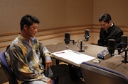 (左から)デジタルきんぎょ金本(駿河太郎)、上妻圭右(間宮祥太朗)。(c)テレビ朝日