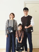 娘役のモデル（中央）とショルダーバッグを着用する藤井隆（右）と乙葉（左）。