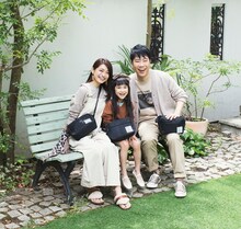 娘役のモデル（中央）とボディバッグを着用する藤井隆（右）と乙葉（左）。