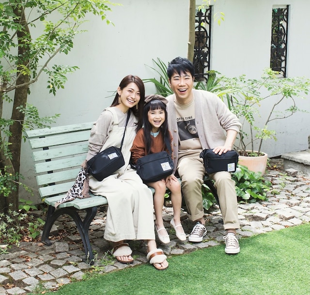 娘役のモデル（中央）とボディバッグを着用する藤井隆（右）と乙葉（左）。