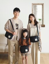 娘役のモデル（中央）とボディバッグを着用する藤井隆（左）と乙葉（右）。