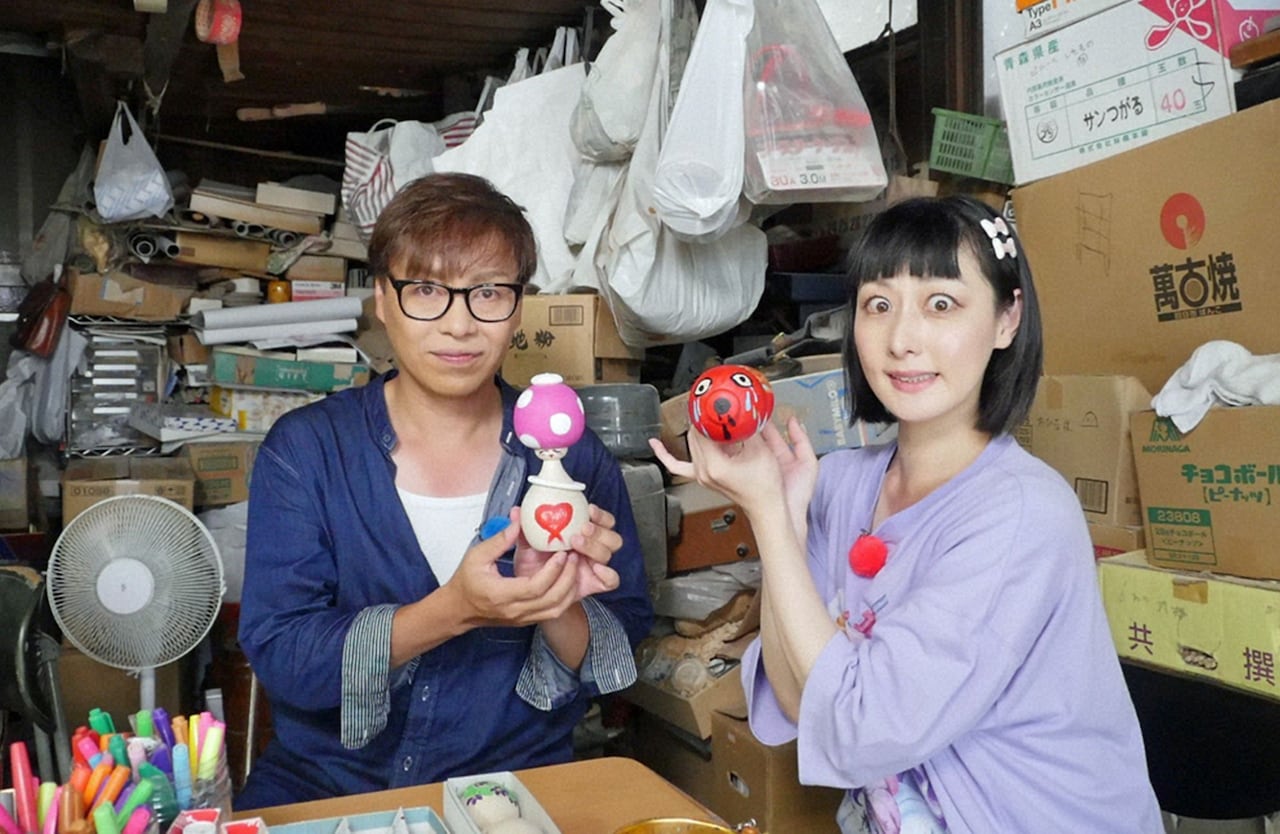 「極上空間 ～小さなクルマ、大きな未来。～」でこけしの絵付けに挑む（左から）IZAM、鳥居みゆき。(c)BS朝日